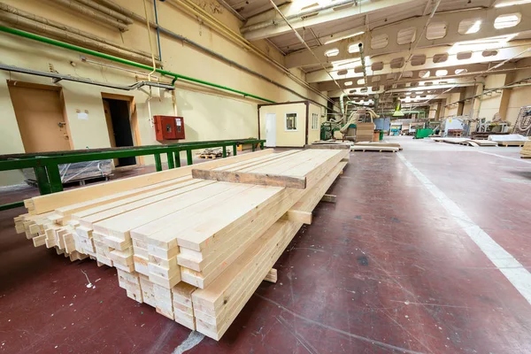 Verleimte Kiefernholzbalken in der Holzverarbeitungsfabrik — Stockfoto