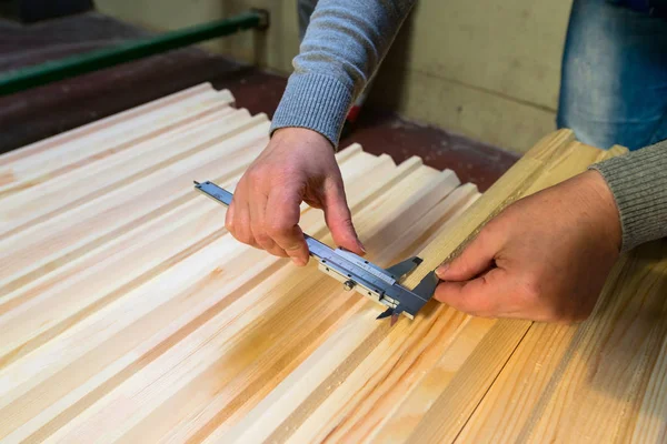 Timmerman doet zijn werk in de fabriek voor de productie gelijmd timb — Stockfoto