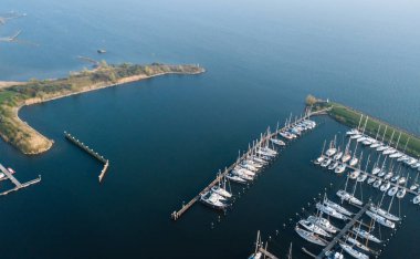 Modern lüks yatların mari içinde yuvalanmış güzel havadan görünümü