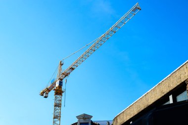 Bina yapım aşamasında. Mavi s karşı vinçler ile site