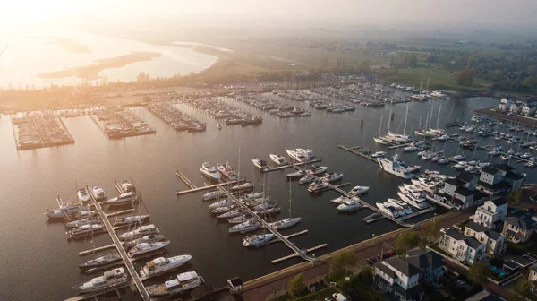 Vista aérea de hermosos yates de lujo modernos en el puerto marítimo en —  Fotos de Stock