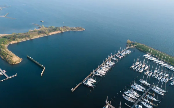 Modern lüks yatların mari içinde yuvalanmış güzel havadan görünümü