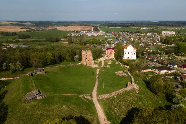 Вид с воздуха на руины Новогрудского замка на солнечный спринт — стоковое фото