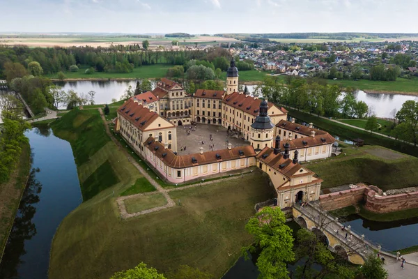 Vista aérea del monumento arquitectónico, castillo de Nesvizh en Bielorrusia . — Foto de Stock