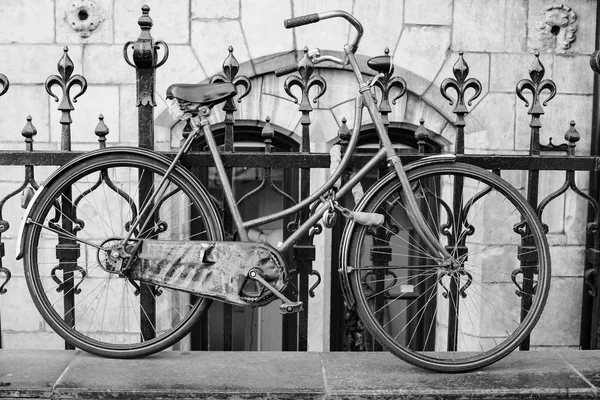 Bicicletă parcată pe strada orașului Amsterdam, Olanda . — Fotografie, imagine de stoc