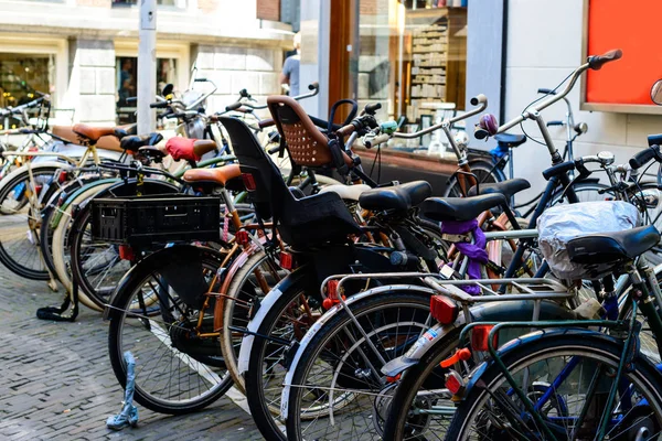 Ποδήλατα σταθμευμένα στο δρόμο ηλιόλουστη ημέρα της πόλης στο Αμστερνταμ, ου — Φωτογραφία Αρχείου