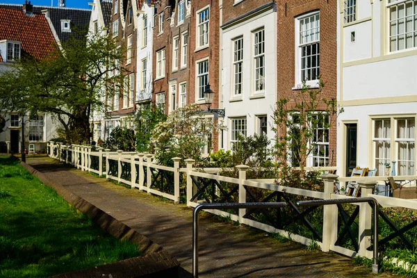 Krásné staré Begijnhof nádvoří zahrada v centru Amsterodam — Stock fotografie