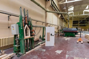 Ağaç işleme makinesi marangozluk dükkanda