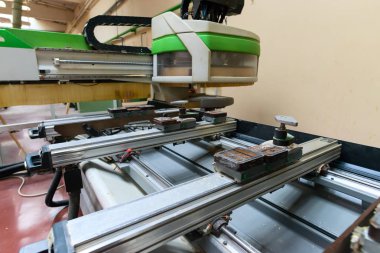 Ağaç işleme makinesi marangozluk dükkanda