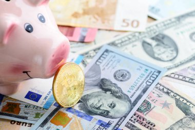 Altın bitcoin sikke yakınındaki kumbara - kripto para birimi sembolü.