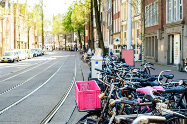 Amsterdam, Th güneşli günde sokak şehirde Bisiklet Park