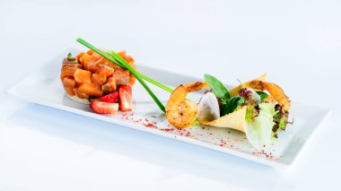 Güzel plaka o karides ile lezzetli tartare servis