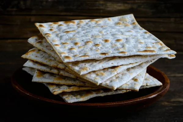 Παραδοσιακό εβραϊκό kosher σπιτικό matzah ή μάτζο, άζυμο β — Φωτογραφία Αρχείου