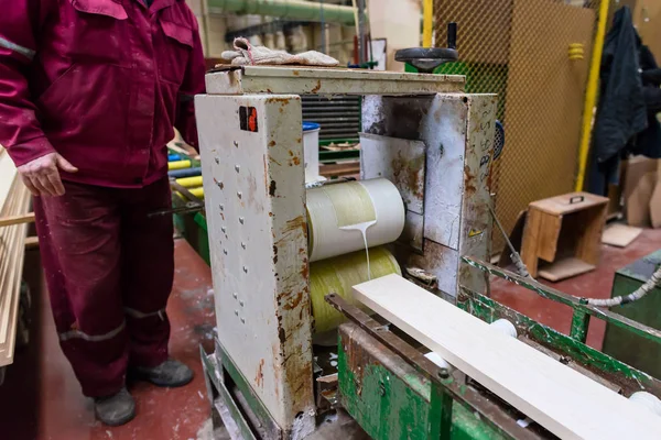 Ouvrier faisant son travail à l'usine de menuiserie. Environnement — Photo