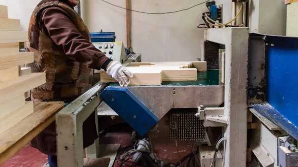 Arbeider doet zijn werk in de fabriek van houtbewerking. Environments — Stockfoto