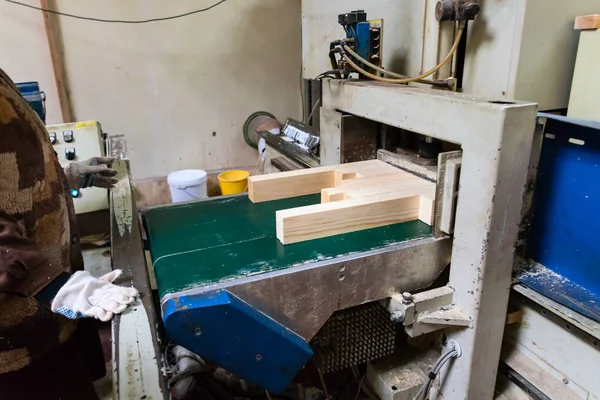 Onun bu işle ağaç işleme fabrikası'nda işçi. Environm