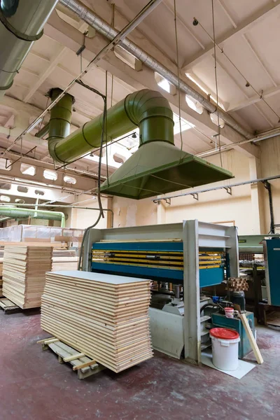 Production empilée de bois de pin pour la transformation, meubles et — Photo