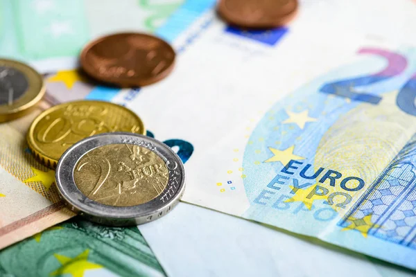 Fondo en efectivo en euros. Montón de diferentes billetes y monedas en euros — Foto de Stock