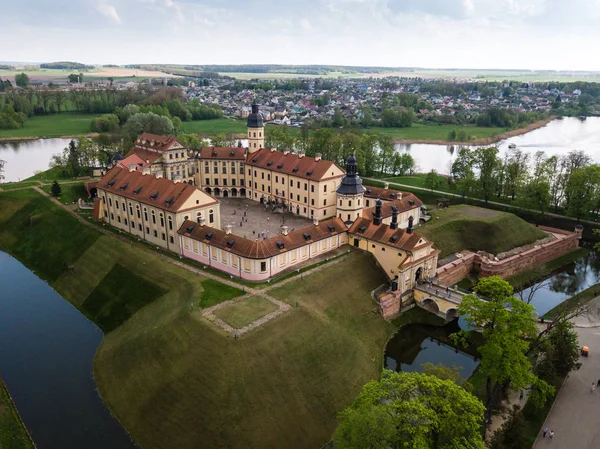 Vista aérea del monumento arquitectónico, castillo de Nesvizh en Bielorrusia . — Foto de Stock