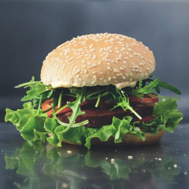 Lezzetli lezzetli sebzeli quinoa nohut burger tomotoes, lettuc ile