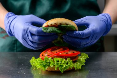 Kimliği belirsiz Şef Veggie burger lezzetli sebze p ile hazırlama