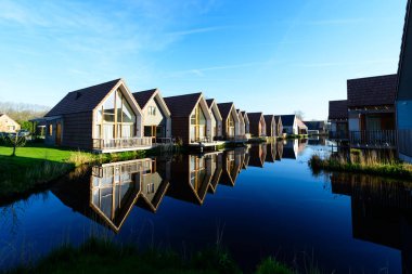 Su üzerinde modern güzel evler