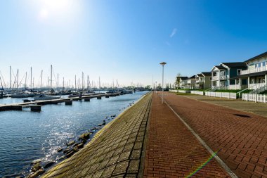 Denize yakın yat ve tekne iskelede güzel görünümü 