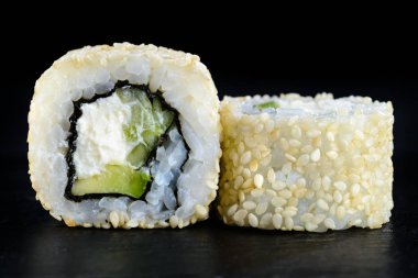 Lezzetli lezzetli suşi rulo Philadelphia salatalık ile Somon bir