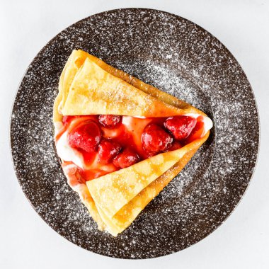 Tatlı lezzetli gözleme blini ışık arka plan üzerinde çilek ile. T