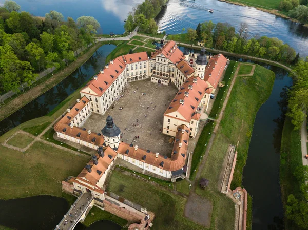 Вид с воздуха на памятник архитектуры, Несвижский замок в Беларуси . — стоковое фото