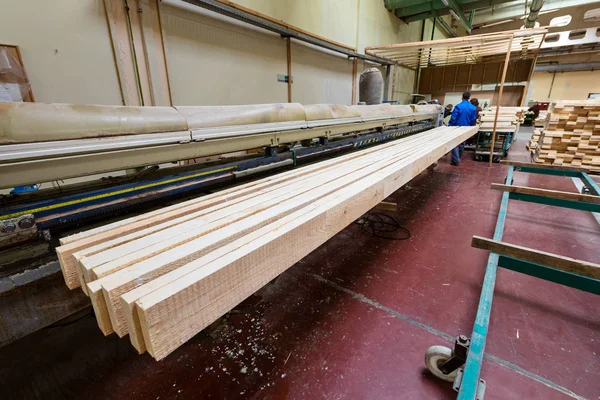 Poutres en bois de pin collé dans l'usine de travail du bois — Photo