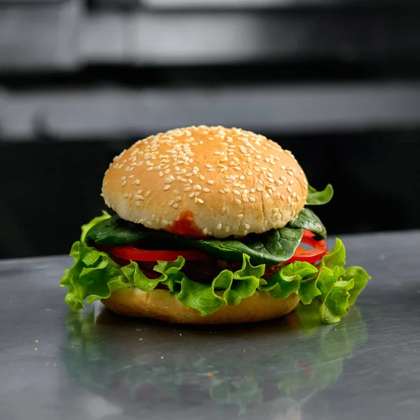 Γκρο πλαν του νόστιμο veggie burger ρεβίθια quinoa με tomotoes, — Φωτογραφία Αρχείου