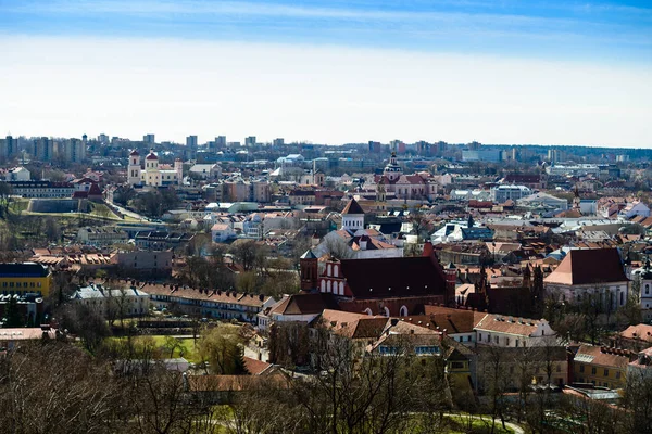 Güzel bahar güneşli gün, Vilnius eski şehir panoraması. Görünüm