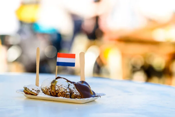 Zoete chocolade dessert met vlag van Nederland in de straat c — Stockfoto