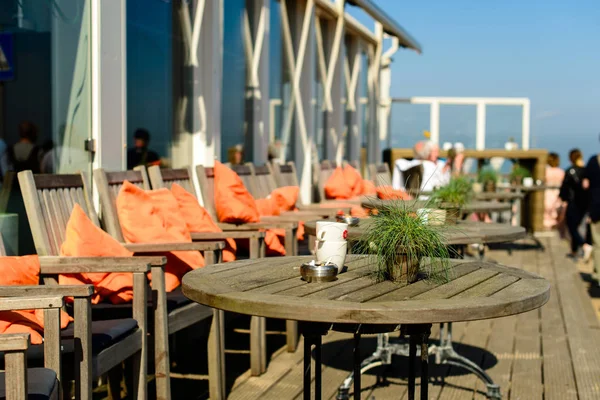 Letnia kawiarnia taras nad morzem — Zdjęcie stockowe