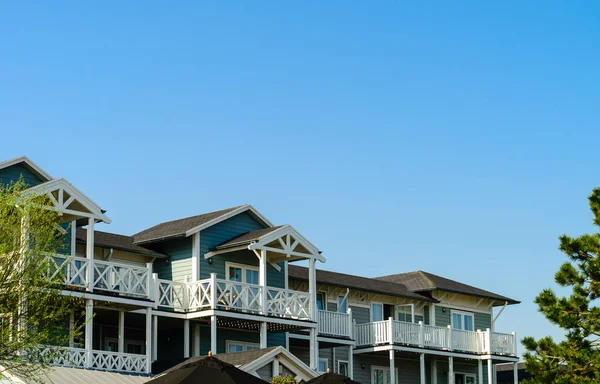 Vue extérieure à angle bas de la façade de l'hôtel blanc avec balustrades et — Photo