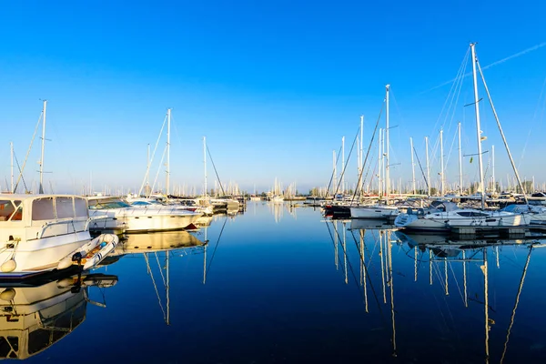 Moderne zeilboten en luxe jachten geparkeerd in de zeehaven van summ — Stockfoto