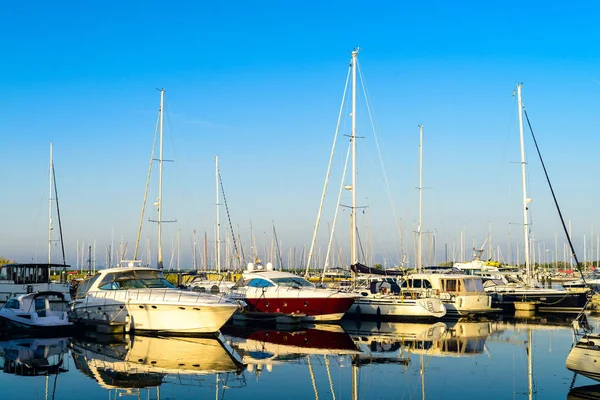 Modern teknelerden ve liman summ üzerinde park edilmiş lüks yatlar