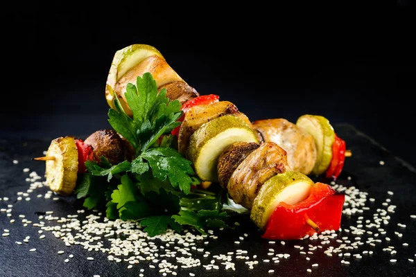 Lédús, ízletes csirke és a zöldség, a hús, a padlizsán és a peppe — Stock Fotó