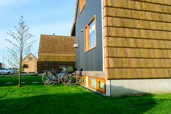 Moderne belle petite maison dans la ville européenne — Photo