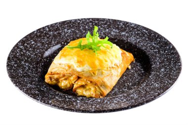 Lezzetli gözleme blini beyaz izole peynir ile