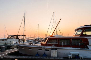 Modern teknelerden ve güneşler, liman içinde park edilmiş lüks yatlar