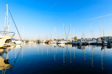 Modern teknelerden ve liman summ üzerinde park edilmiş lüks yatlar