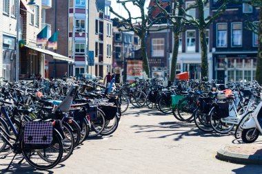 Bisiklet şehir Gouda bir sokakta park edilmiş.