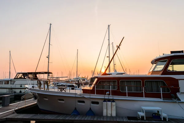 Nowoczesne łodzie żaglowe i luksusowe jachty zaparkowany w morskim o słońc — Zdjęcie stockowe