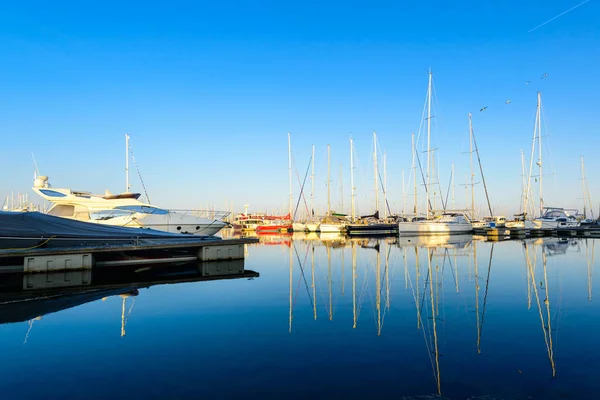 Modern teknelerden ve liman summ üzerinde park edilmiş lüks yatlar — Stok fotoğraf