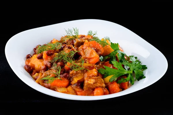 Gulasch, delizioso stufato di manzo con patate, carote ed erbe aromatiche — Foto Stock