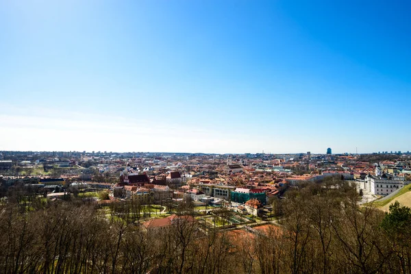 Όμορφη άνοιξη Πανόραμα της παλιάς πόλης του Βίλνιους σε ηλιόλουστη μέρα. Προβολή — Φωτογραφία Αρχείου