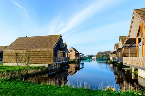 Belles maisons modernes sur l'eau — Photo