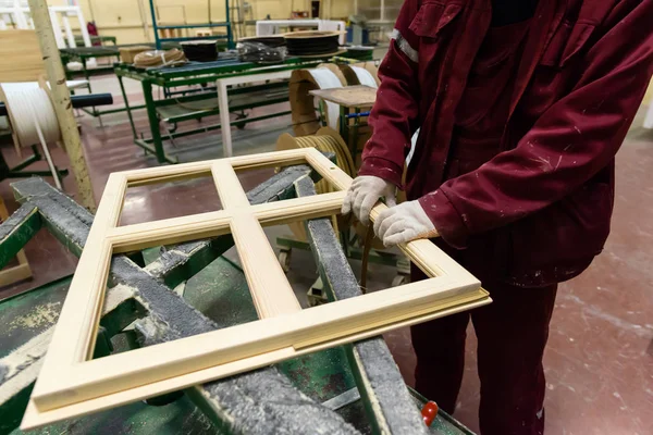 Onun bu işle ağaç işleme fabrikası'nda işçi. Environm